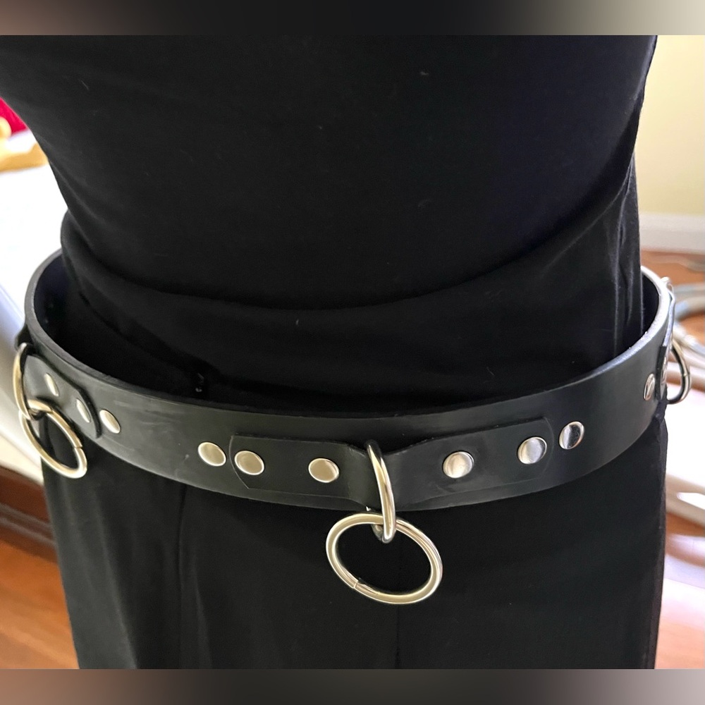 Hot Topic Black faux leather Belt silver studs O-ring accents Adjustable US M